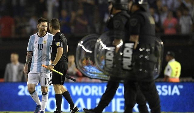Argentyński as Lionel Messi podczas dyskusji z arbitrem liniowym