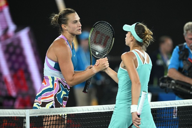 Aryna Sabalenka (z lewej) pokonała Magdę Linette (z prawej) w półfinale Australian Open