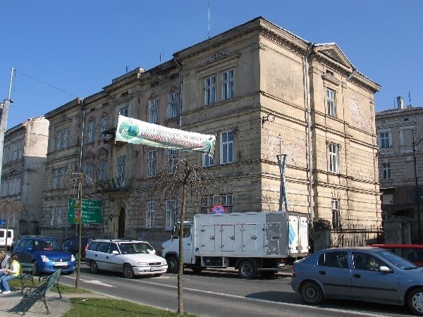 Wśród kamienic, którymi interesuje się Centralne Biuro Antykorupcyjne jest ta, znajdująca się przy ul. Wybrzeże Piłsudskiego 9. Przed wojną jej właścicielami było rodzeństwo Kannerów oraz rodzina Selzerów. Większość z nich zginęła podczas wojny. Nieliczni, którzy ocaleli wyjechali z Polski.