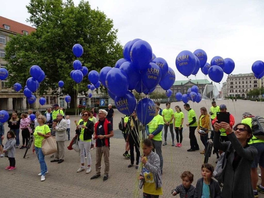 Plac Wolności pełen był niebieskich balonów, a także ludzi w...