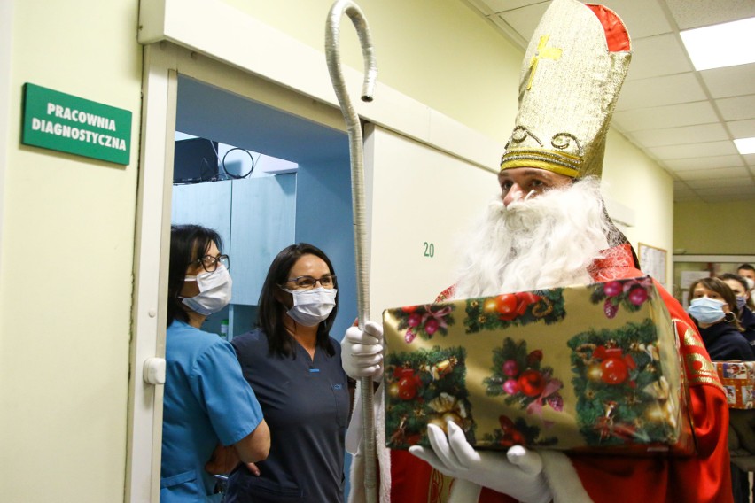 Święty Mikołaj odwiedził dzieci w Szpitalu im. Stefana...