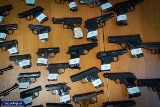 Akcja CBŚP. Gang handlarzy bronią rozbity. Przejęto 286 sztuk broni, i 3 tys. sztuk amunicji. Zatrzymano 7 osób