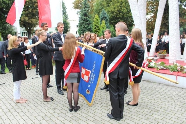 Ślubowanie uczniów pierwszych klas przy pomniku Lotników Polskich.