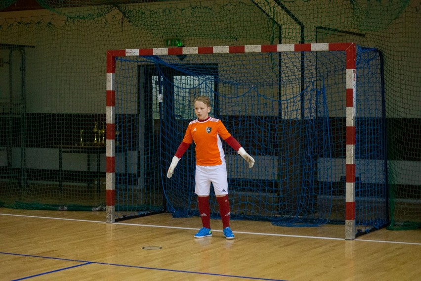 Ciekawa rywalizacja w Młodzieżowej Lidze Futsalu w Busku Zdroju. Pierwszą edycję wygrał GKS Futsal Nowiny. Zobacz zdjęcia