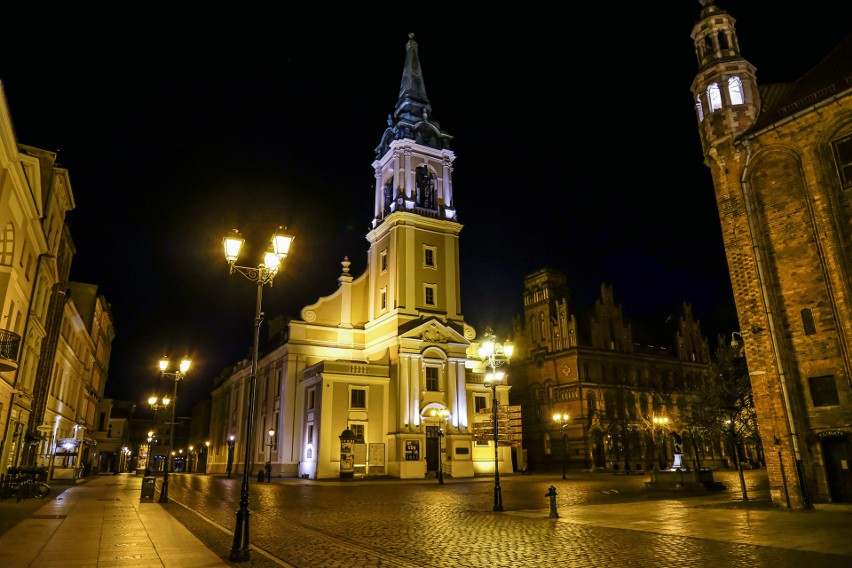 Kościół Ducha Świętego oświetlony wieczorową porą wygląda...