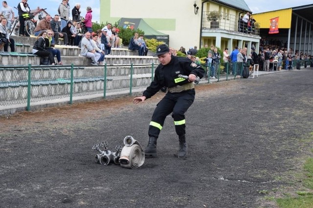 To już  tradycja, że 1 lipca na stadionie w Osięcinach pojawiają  się kolorowe balony, stoiska, ławy pod parasolami, wielka scena dla zespołów - to wszystko na przywitanie lata i wakacji. OSIĘCINY WOJEWÓDZKI PRZEGLĄD TEATRÓW LUDOWYCH 2018;nfTradycją też jest, że w tym dniu w zawodach pożarniczych prezentują się jednostki OSP z całej gminy. Było co podziwić! A potem dla wszystkich była były koncerty i wspólna zabawa.Zobacz koniecznie: Anna Lewandowska: Klara mnie zmieniła. Teraz w domu mam dwóch motywatorów   