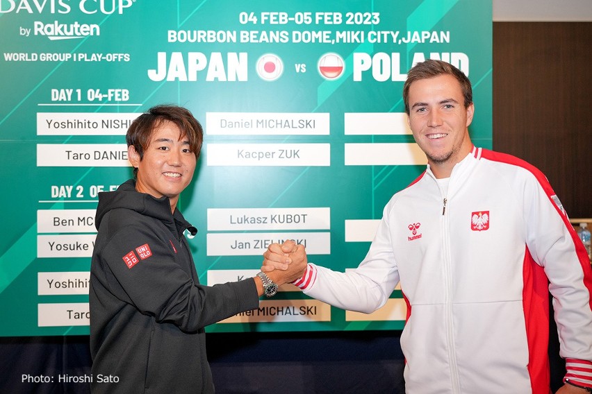 Yoshihito Nishioka (z lewej) i Daniel Michalski (z prawej)