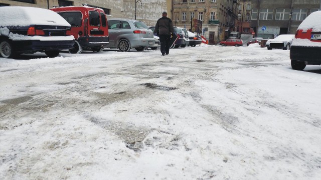 Stan największego parkingu miejskiego w Przemyślu urąga wszelkim standardom. Coraz większe dziury utrudniają jazdę.