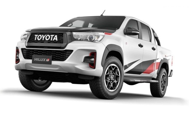 Toyota Hilux GR Sport Na rynek Republiki Południowej Afryki wchodzi limitowana edycja Hiluxa, firmowana przez Toyota Gazoo Racing, sportowe ramię Toyoty. Pick-up Hilux GR Sport otrzymuje trenowe wyposażenie i profesjonalne oklejenia Gazoo Racing, nawiązujące do prototypowego Hiluxa, który wygrał tegoroczny Rajd Dakar.Fot. Toyota
