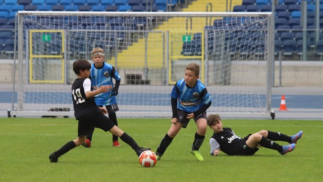 19 maja na Stadionie Śląskim rywalizowali chłopcy w kategorii U11  Zobacz kolejne zdjęcia. Przesuwaj zdjęcia w prawo - naciśnij strzałkę lub przycisk NASTĘPNE