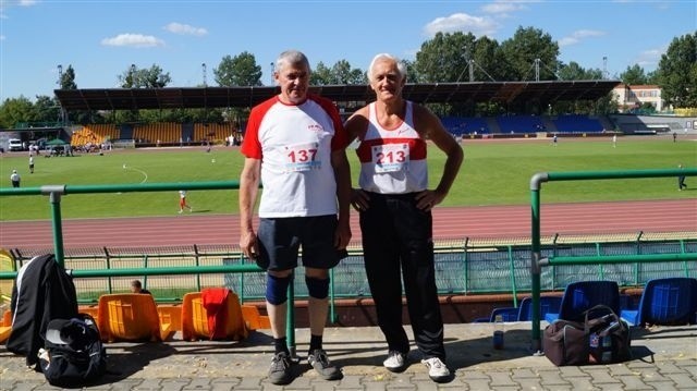 Leszek Bobrzyk (z prawej) razem z Józefem Wąsielem (Mircze), wielokrotnym medalistą MP podczas tegorocznych mistrzostw kraju weteranów w Toruniu