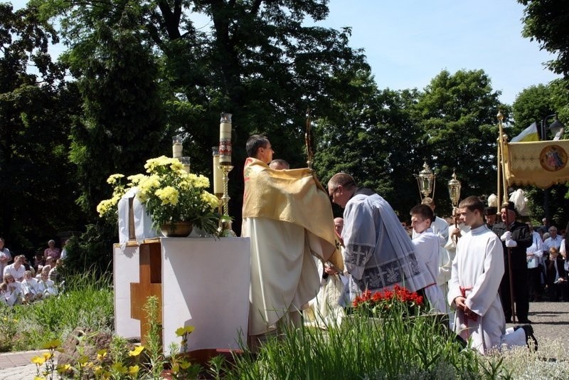 Boże Ciało 2014 w Zabrzu: procesja z kościoła św.Anny w...