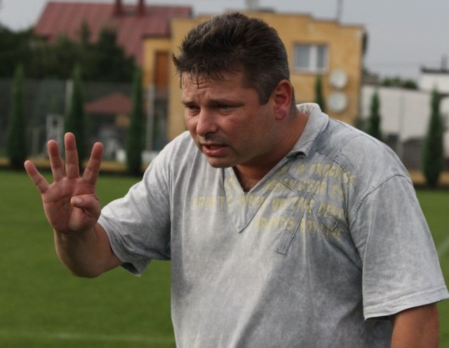 Trener Po-Ra-Wia Leszek Jędrzaszyk dobitnie pokazuje ile bramek jego zespół zaaplikował Piomarowi.