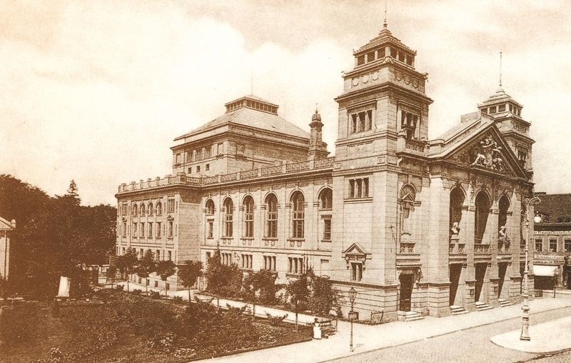 Teatr Miejski został zbudowany w 1895 r. Plac pozostaje...