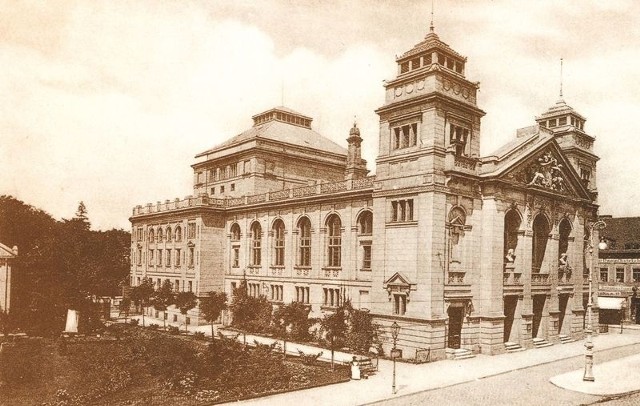 Teatr Miejski został zbudowany w 1895 r. Plac pozostaje pusty od 1945 r, kiedy rozebrano ostatnią ścianę gmachu zniszczonego podczas II wojny światowej