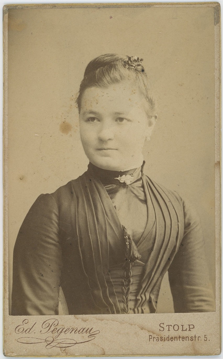 19-latka - 1892 r. Rewers zdjęcia z sygnaturą atelier.