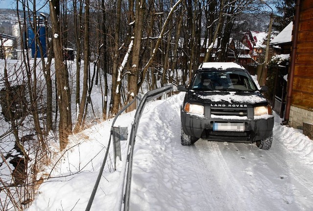 Obecny dojazd do szkoły na Skibówkach jest niebezpieczny. Prowadzi wąską drogą tuż przy skarpie