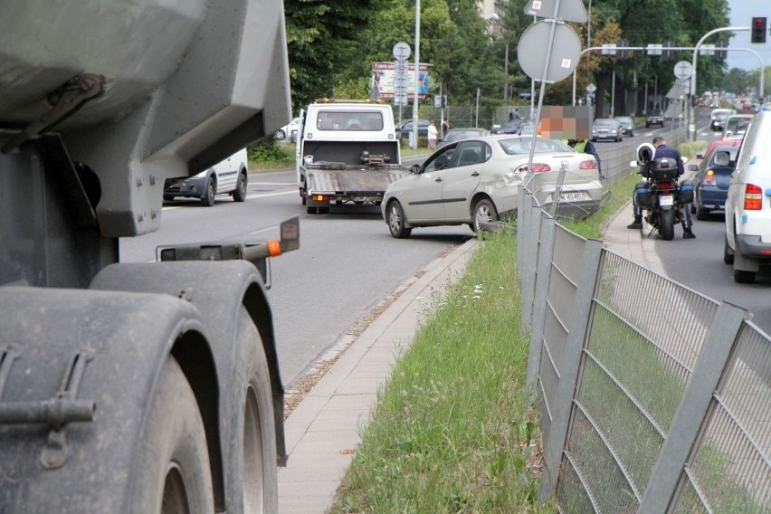 Wrocław: Wypadek na Brucknera. Ciężarówka zepchnęła seata na barierki (ZDJĘCIA)