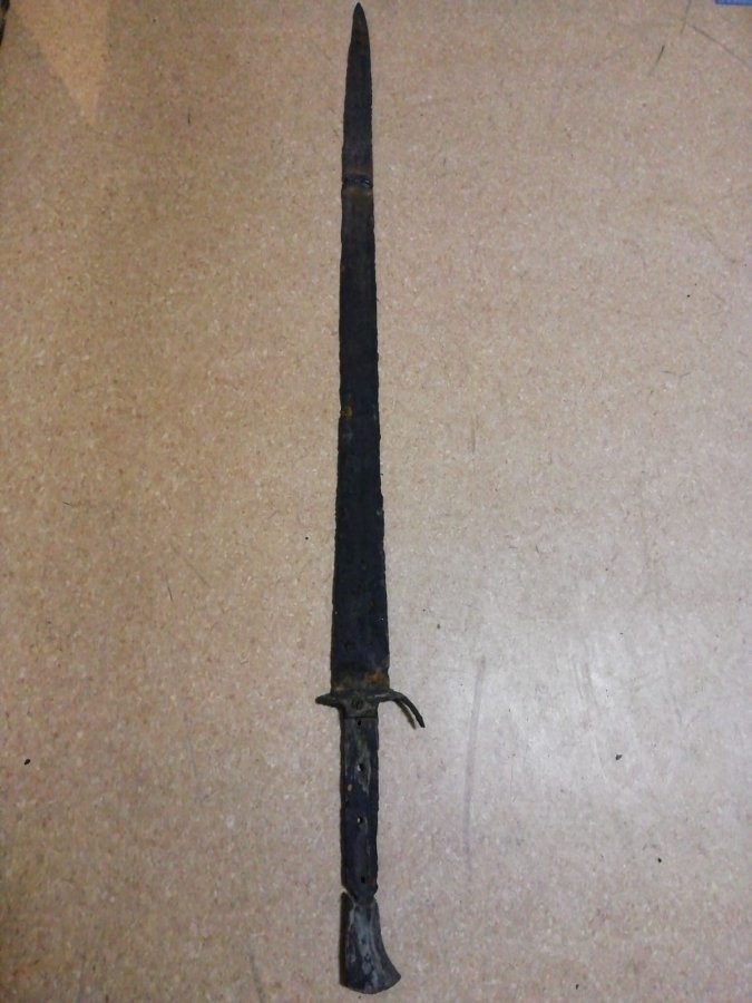 48-latek znalazł średniowieczny miecz na żwirowni pod Jasłem i zabrał do domu. Może odpowiadać za zniszczenie zabytku [ZDJĘCIA]