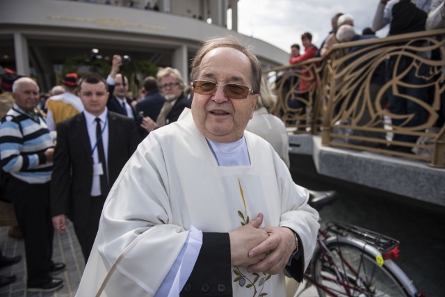 Ojciec Tadeusz Rydzyk po raz kolejny zaapelował do słuchaczy Radia Maryja o przekazanie 1 procenta podatku na rzecz Fundacji Nasza Przyszłość. Redemptorysta twierdzi, że z powodu pandemii jego rozgłośnia i Telewizja Trwam mają problemy finansowe. Rok temu z wpłat z tego tytułu fundacja otrzymała 4,9 mln zł. Czytaj dalej. Przesuwaj zdjęcia w prawo - naciśnij strzałkę lub przycisk NASTĘPNE