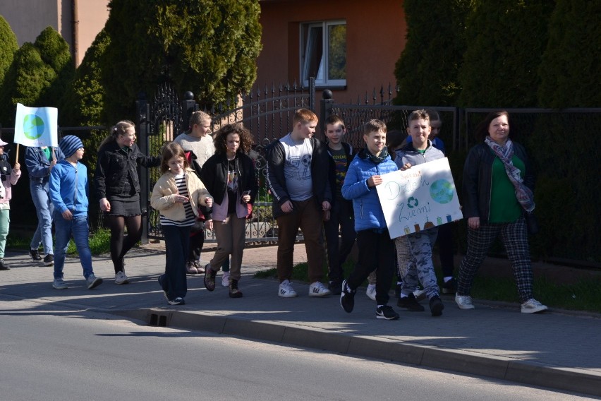 W Wielgiem uczniowie Szkoły Podstawowej im. Wł. Broniewskiego uczcili Dzień Ziemi