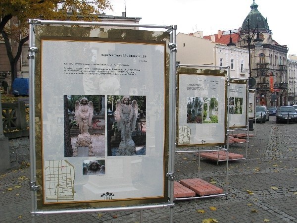 Na wystawie w Rynku w Przemyślu można zobaczyć, jakie dotychczas udało się wyremontować nagrobki na Cmentarzu Głównym w Przemyślu.