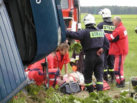 Walka o życie pasażera busa trwała kilkadziesiąt minut. Nikt nie zauważył, że w samochodzie jest jeszcze drugi człowiek - kierowca.