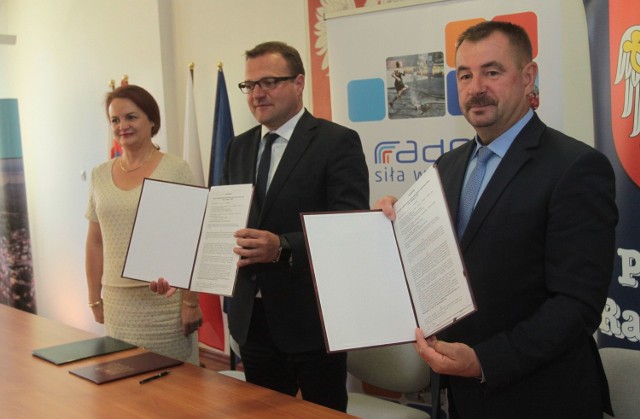 Porozumienie podpisali Radosław Witkowski, prezydent Radomia (z lewej) i Mirosław Ślifirczyk, starosta