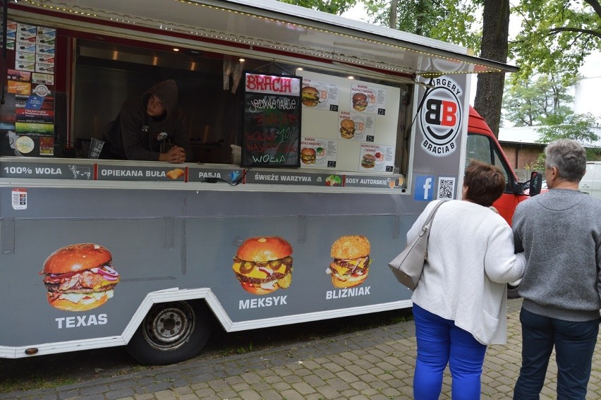 Food trucki zjechały do Parku Miejskiego w Nisku z apetyczną ofertą [ZDJĘCIA]