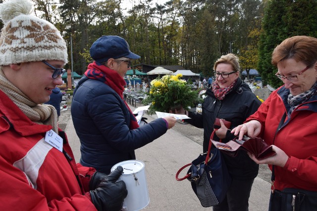 Najważniejszym osiągnięciem grudziądzkiego oddziału Towarzystwa Opieki nad Zabytkami jest organizowanie corocznych kwest na rzecz odnowy zabytkowych mogił na cmentarzu farnym. Udało się już odrestaurować 16 grobów