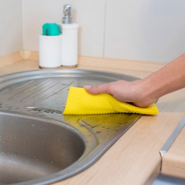 Domowe porządki w wersji ekologicznej to m.in. czyszczenie zlewozmywaka octem i innymi naturalnymi środkami.