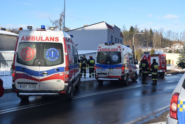 Wypadek w Miastku na ul. Wybickiego [3.01.2019]. Kierowca mitsubishi potrącił trzech robotników