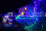 Niezwykle oświetlony dom w Wielkopolsce. Zdobi go 30 tys. świątecznych lampek! Zobacz zdjęcia rozświetlonego gospodarstwa w Ludomach