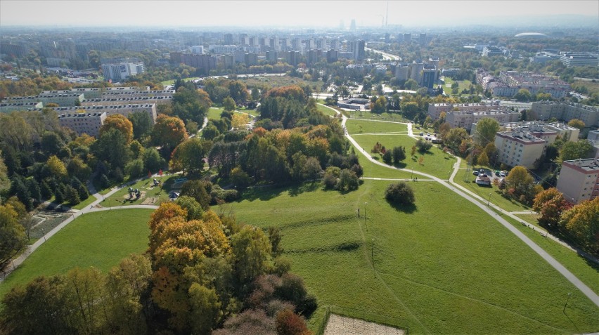 Kraków. Park Tysiąclecia w jesiennych kolorach. Zielony zakątek Mistrzejowic nabrał rumieńców [ZDJĘCIA]