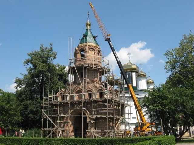 Podniesienie kopuły było skomplikowaną operacją. Ku zadowoleniu proboszcza Włodzimierza Misiejuka i mieszkańców Sokółki, manewr zakończył się sukcesem.