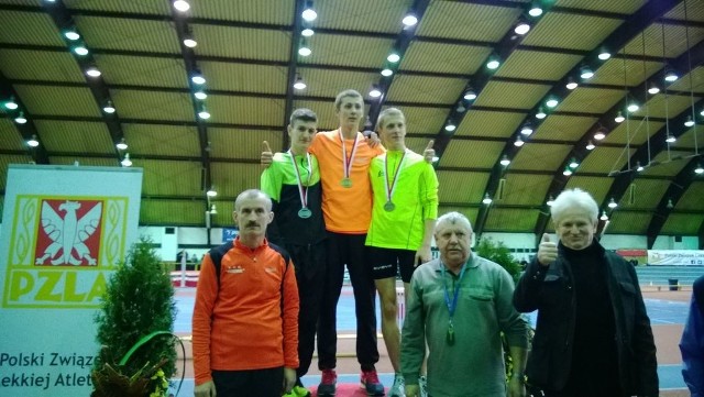 Mateusz Kaczor (na podium, pierwszy z lewej) ze Starówki Radom został powołany do reprezentacji Polski juniorów młodszych