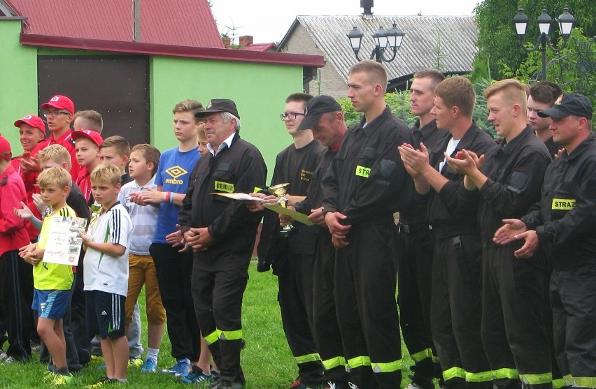 W zawodach pożarniczych wzięli udział strażacy ochotnicy z...