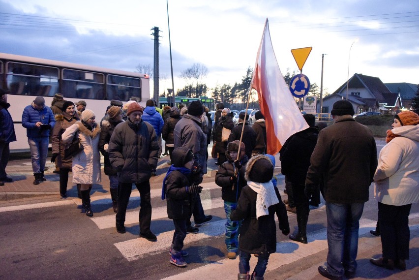 Protesty na rondzie w Grabówce utrudniały ruch pojazdów w...