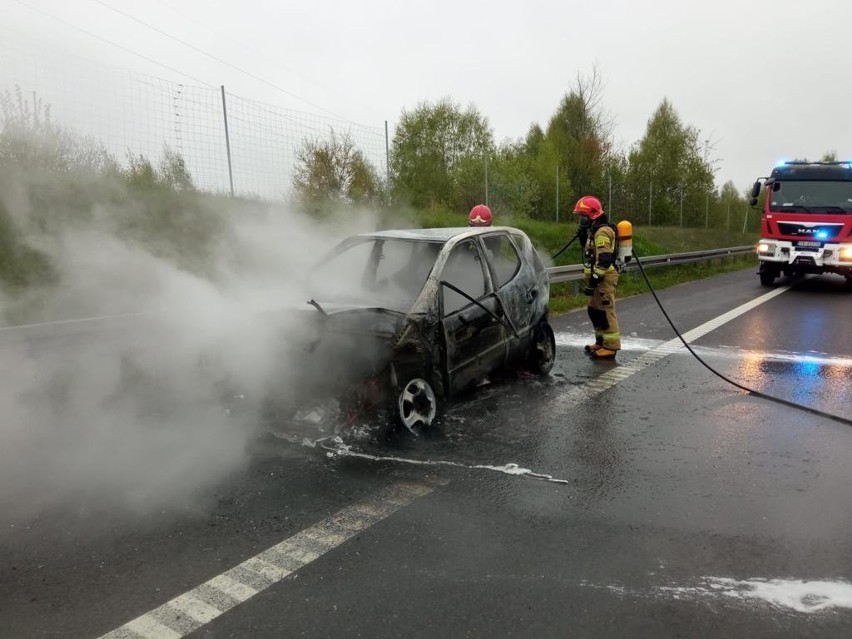 Pożar samochodu na drodze ekspresowej S7 w Kajetanowie. Mercedes płonął jak pochodnia. Zobacz zdjęcia