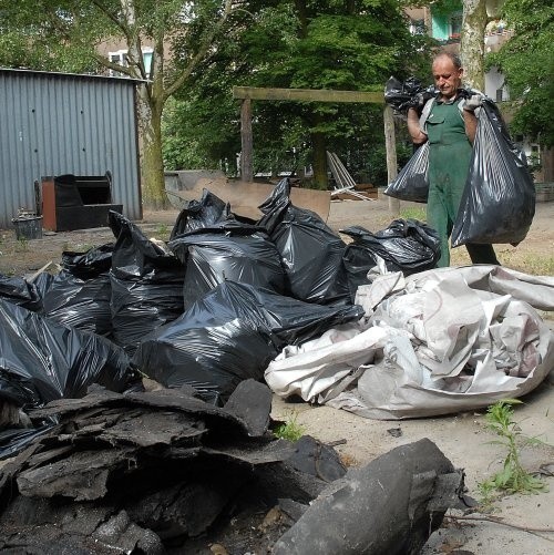 Widoczne na zdjęciu worki ze śmieciami, to nie cały brud, który był na podwórku przy al. Wojska Polskiego. Jak widać to miejsce wymaga nadal interwencji ekipy porządkowej.
