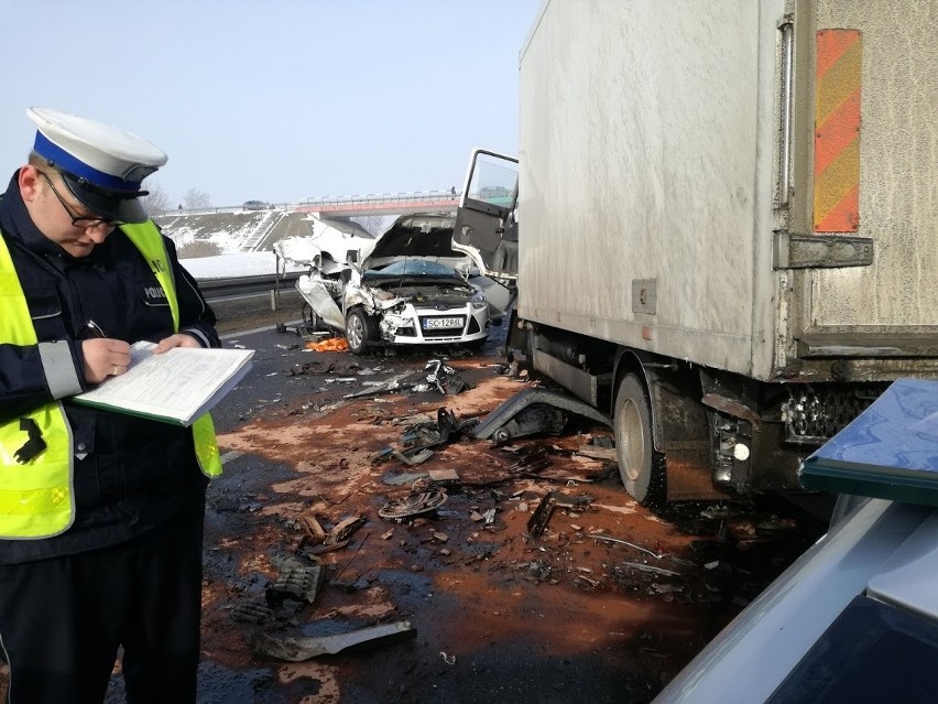 Wypadek na A1 koło Piotrkowa Trybunalskiego. Zderzenie kilkudziesięciu samochodów [ZDJĘCIA,FILM]