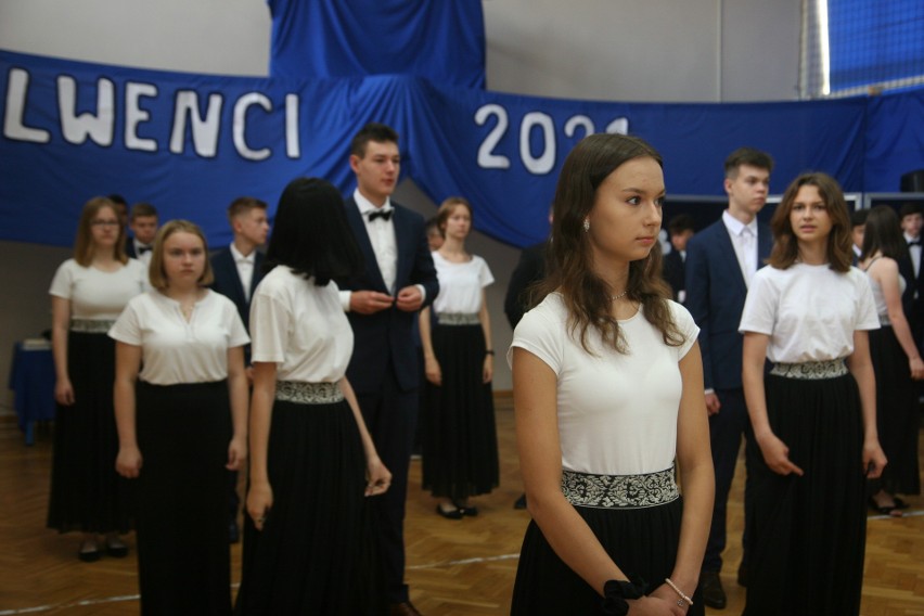 Ostrów Mazowiecka. Zakończenie roku szkolnego 8 klas w Szkole Podstawowej nr 3. Zdjęcia. 25.06.2021