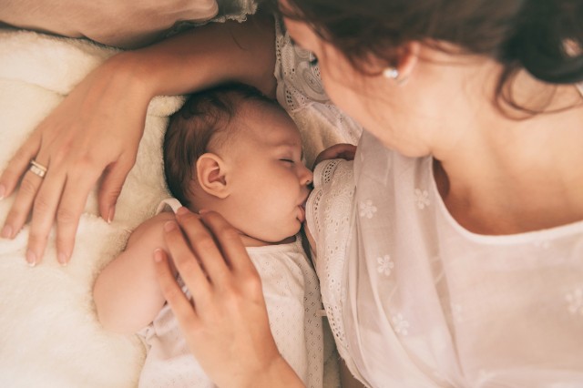 Skład mleka kobiecego zmienia się i dostosowuje do potrzeb dziecka, np. w czasie upałów jest bardziej wodniste, a w nocy zawiera znacznie więcej tłuszczu. Również w obrębie jednego karmienia mleko zmienia swój skład i konsystencję.