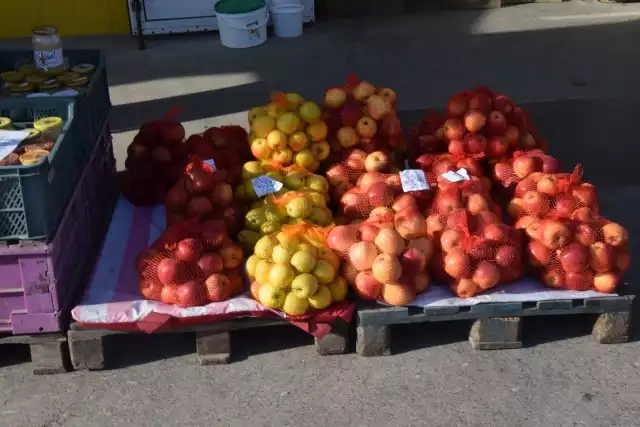 W sobotę, 12 marca, na giełdzie w Sandomierzu nie brakowało sezonowych warzyw i owoców. To tu można kupić świeże i zdrowe produkty spożywcze od lokalnych rolników. Zobaczcie, co można było kupić w sobotę i jakie były ceny>>>