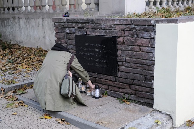 W środę, 19 października uczczono w Poznaniu Piotra Szczęsnego. Znicze zapalono przy tablicy na pl. Wolności, która upamiętnia: Piotra Szczęsnego - Szarego Człowieka, który 19 października 2017 r. w Warszawie dokonał aktu samospalenia w imię wolności i demokracji.Przejdź do kolejnego zdjęcia --->