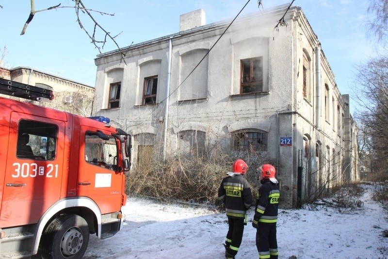 Pożar Wólczańska. Palił się pustostan [zdjęcia]