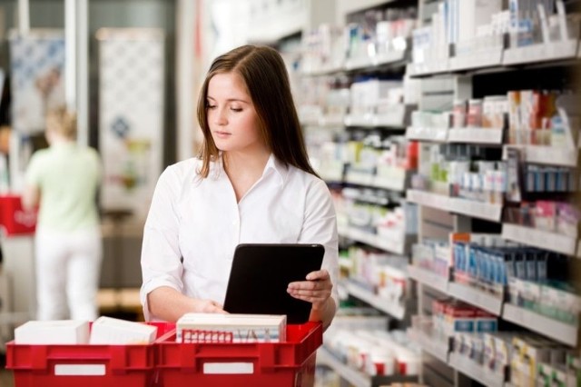 Pacjenci nie mogą kupić niektórych leków. Hurtownie farmaceutyczne wolą je sprzedawać zagranicę.