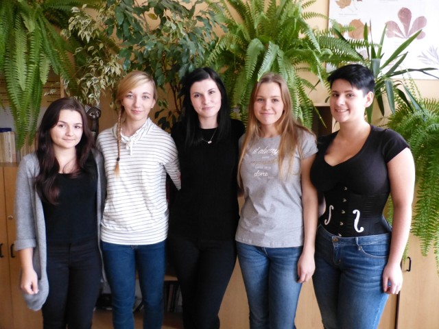 Szkolna przyjaźń. Od lewej: Karolina Kleszcz, Karolina Kowenia, Dominika Sojda, Kamila Sroka, Katarzyna Szaniawska.