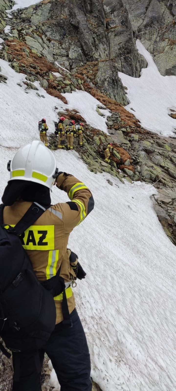 Tatry. Niecodzienna akcja strażaków. W pełnym rynsztunku weszli na Świnicę 