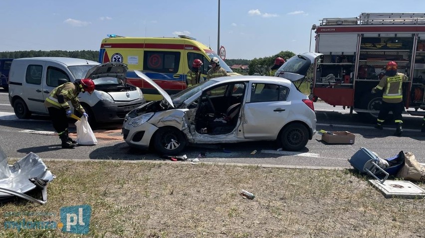 Chojny Młode. Wypadek na DK 61. Kierująca oplem wymusiła pierwszeństwo i uderzyła w toyotę i renault